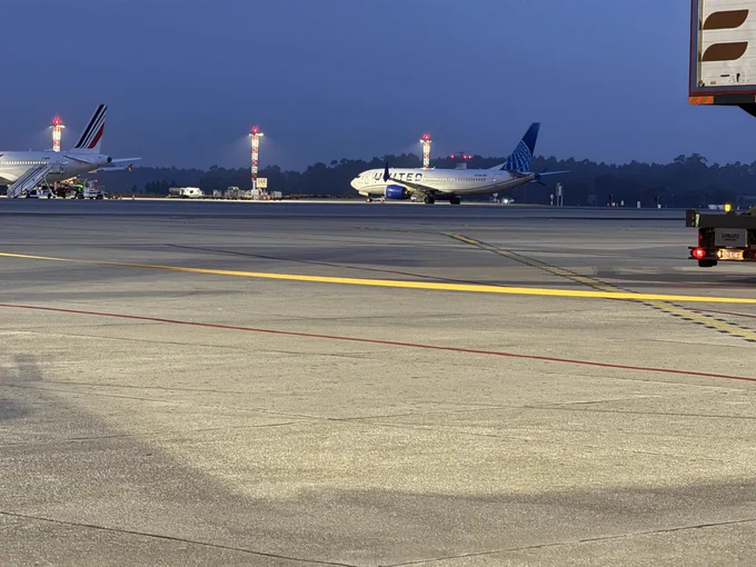 View across the apron. There is a 737MAX in United colors parked on the other side. An unusual sight as United uses a 757 on the Newark-Porto route.