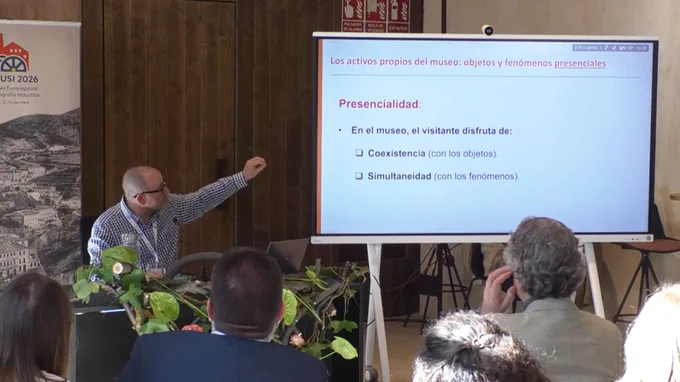 Guillermo Fernández presentant la Guía per a la presa de decisions en projectes de digitalització en museus al II Congrés CEMUSI a Alcoi 