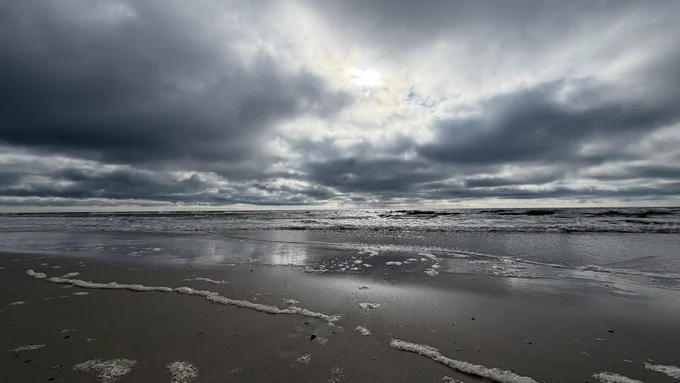 Strand und dramatische Wolken