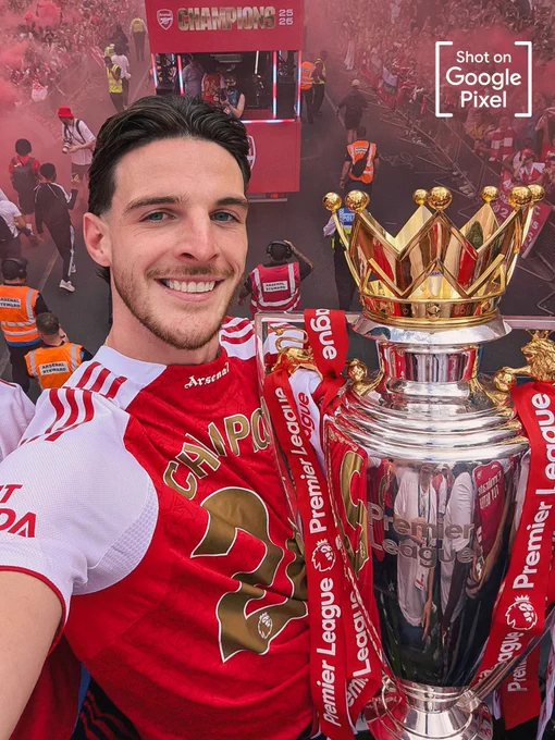 Declan Rice takes a selfie with the Premier League trophy at the parade 