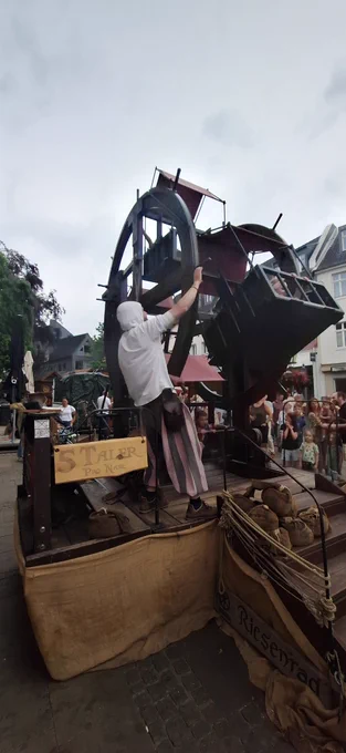 Ein manuell betriebenes "Riesenrad" für Kinder.