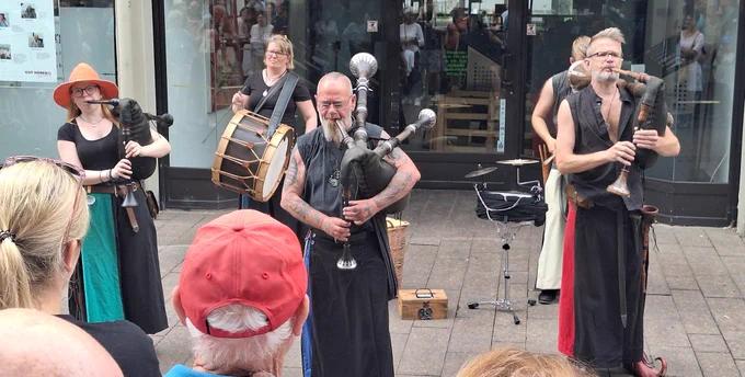 Die Spielleute von "Porcae Pellere" sorgen für Stimmung.