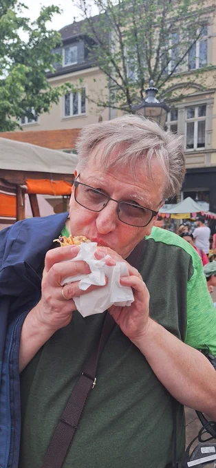 Ralf gönnt sich einen gefüllten Gemüsefladen, frisch von der Grillplatte.