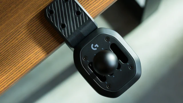 La palanca de cambios RS H-SHIFTER sujeta a una mesa de madera.