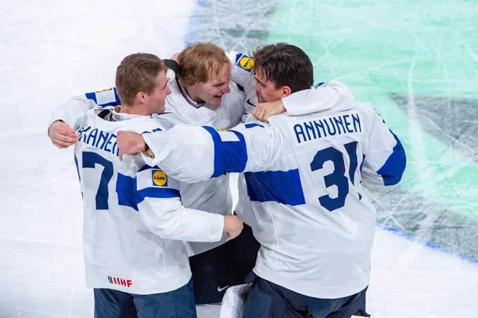 Image of Justus Annunen and  Team Finland on the ice after winning gold 