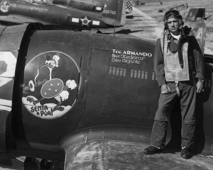 Tenente Armando sobre a asa do P-47D Thunderbolt do 1º Grupo de Caça, Pisa, Itália, 1945