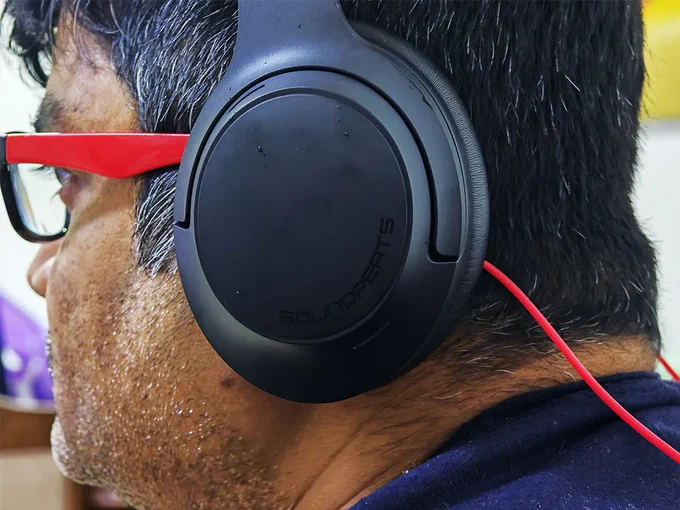 Read the SoundPEATS Cove Pro review in UAE. Explore ANC performance, LDAC audio, battery life, comfort, features, price, and verdict of this budget over-ear headphone.