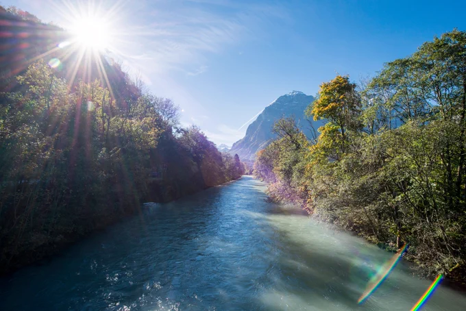 «Die Linth bei Netstal in der Gemeinde Glarus, Kanton Glarus» por Glarnerland está bajo la licencia CC BY 2.0.