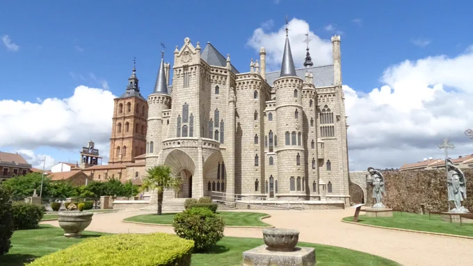 The Gaudí Palace was initially designed as the episcopal residence for the Bishop of Astorga © El Camino de Gaudí Project