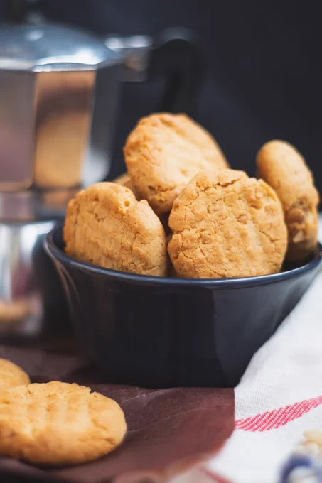 Cookies in black bowl and on table 
