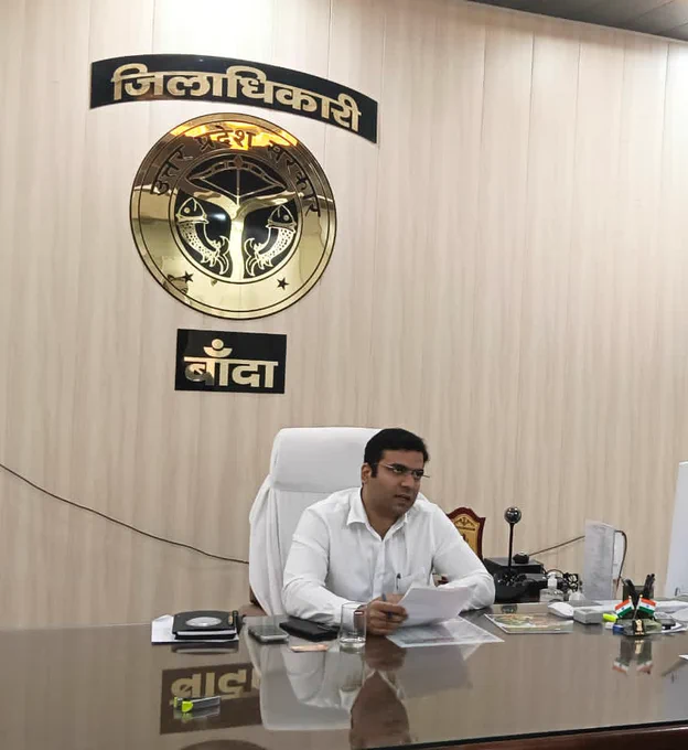  पेड़ों, बिजली के खंभों एवं जलभराव वाले क्षेत्रों से दूर रहें तथा बच्चों, बुजुर्गों एवं पशुओं की विशेष सुरक्षा सुनिश्चित करें।
आपकी सतर्कता ही आपकी सुरक्षा है। किसी भी आपात स्थिति में तत्काल प्रशासन एवं कंट्रोल रूम को सूचित करें।
📞 कंट्रोल रूम: 05192-285260 🚔 पुलिस: 112 | 🚑 एम्बुलेंस: 108 | 🚒 अग्निशमन: 101