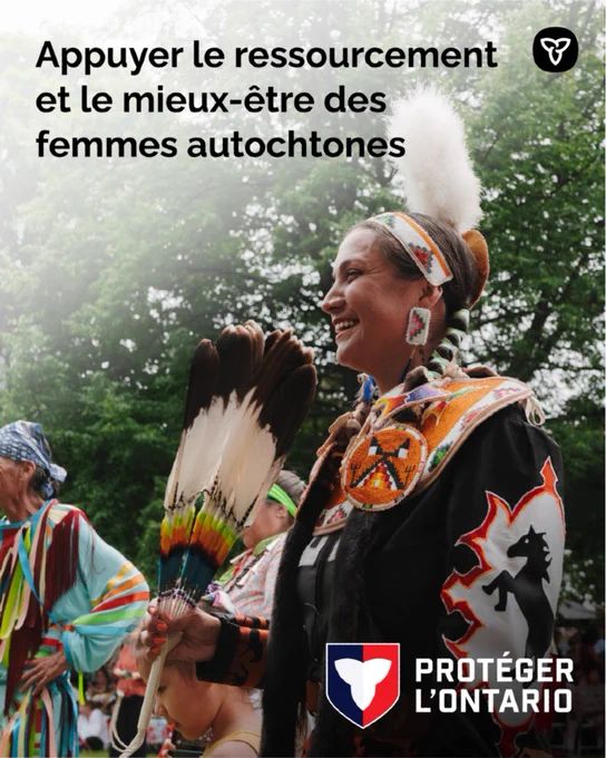Une femme autochtone souriante, vêtue d'une tenue de danse traditionnelle. Le texte indique : Appuyer le ressourcement et le mieux-être des femmes autochtones