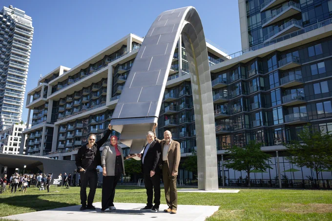 From left to right, Rafael Lozano-Hemmer, Artist, Deputy Mayor Malik, Councillor Ward 10 (Spadina-Fort York), Christopher Glaisek, Chief Planning and Design Officer, Waterfront Toronto and George Zegarac, President and CEO, Waterfront Toronto, activating Unfinished Arch in Sherbourne Common.