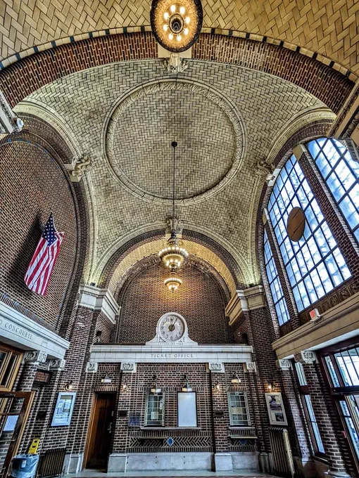 A wide interior shot of Yonkers station, including its ceiling.
