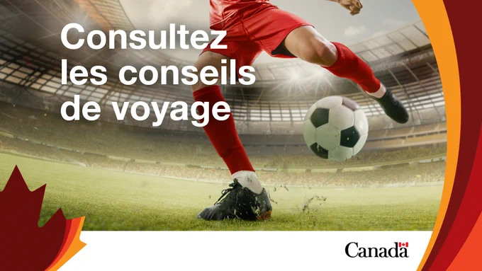 Gros plan sur une personne en train de frapper un ballon de football soccer dans un stade. Texte graphique : «  Consultez les conseils de voyage  ». Mot-symbole «  Canada  ». 