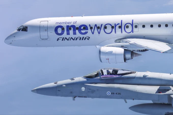 Ilmavoimien F/A-18 Hornet saattamassa Finnairin Embraer-konetta.