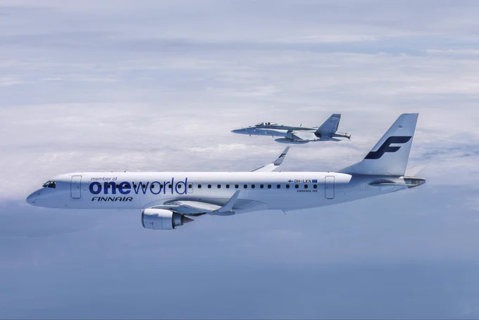 Ilmavoimien F/A-18 Hornet saattamassa Finnairin Embraer-konetta.