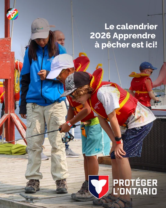 Un membre du personnel et deux enfants qui regardent dans l’eau en pêchant. Le texte dit : « Le calendrier 2026 Apprendre à pêcher est ici! ». 