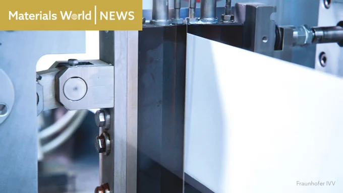 A paper web being sealed by a heat contact process
Credit: Fraunhofer IVV
