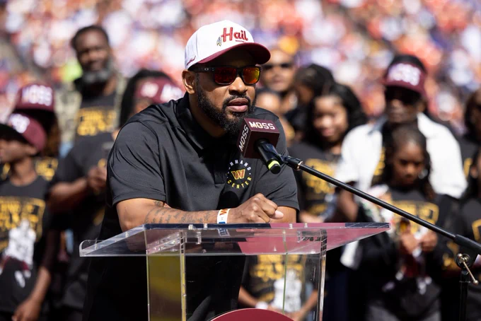 Photo of Santana Moss.