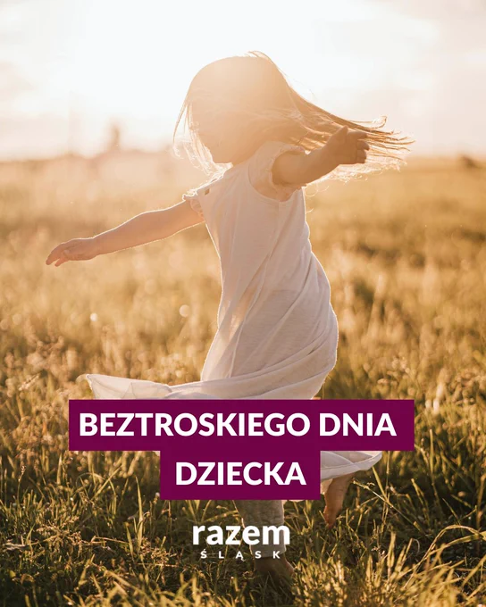 Kilkuletnie dziecko w jasnej zwiewnej sukience beztrosko biega na boso po trawie z rozłożonymi na boki rękami, słońce oświetla mu twarz. Na dole widnieje napis na fioletowym tle - Beztroskiego Dnia Dziecka - Razem Śląsk