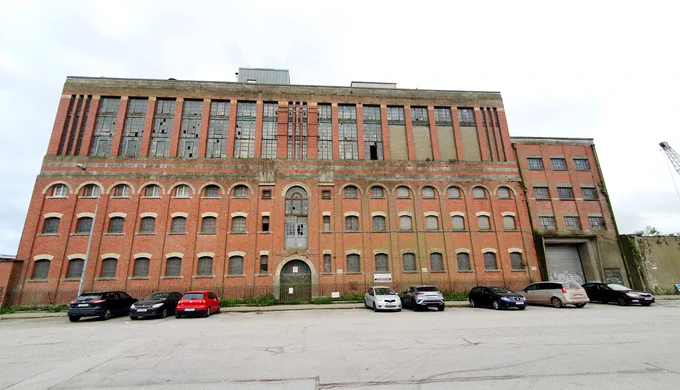 Former Odlums Mill
Kennedy Quay, Port Of Cork

Perfect example of how a building rots, while there is repeated plans but no action or preventative measures
This is important industrial heritage
From an area which has already lost way too much & with many more properties in danger