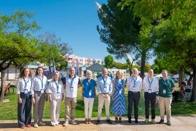 🚣‍♂️🌍 El Centro Andaluz de Medicina del Deporte (#CAMD) ha coordinado los servicios médicos de la Copa del Mundo de Remo celebrada en #Sevilla del 29 al 31 de mayo.

🏅 Un evento internacional que reunió a cerca de 500 remeros de 37 países en el CEAR La Cartuja.

2/5 🚑 El CAMD fue el responsable de organizar y supervisar todo el dispositivo sanitario de la competición, garantizando la atención médica a deportistas, técnicos, personal organizativo y asistentes durante el evento.

3/5 ⚕️ El operativo contó con ambulancias de soporte vital avanzado y básico, embarcaciones de rescate, puestos de triaje y coordinación permanente con hospitales y servicios de emergencia de Sevilla.

4/5 🤝 Este despliegue permitió reforzar la seguridad de una competición que volvió a situar a Sevilla en el centro del deporte internacional y del remo de élite.

5/5 🌟 La prueba ha supuesto además un importante impulso para la proyección deportiva y turística de Andalucía, consolidando al CEAR La Cartuja co