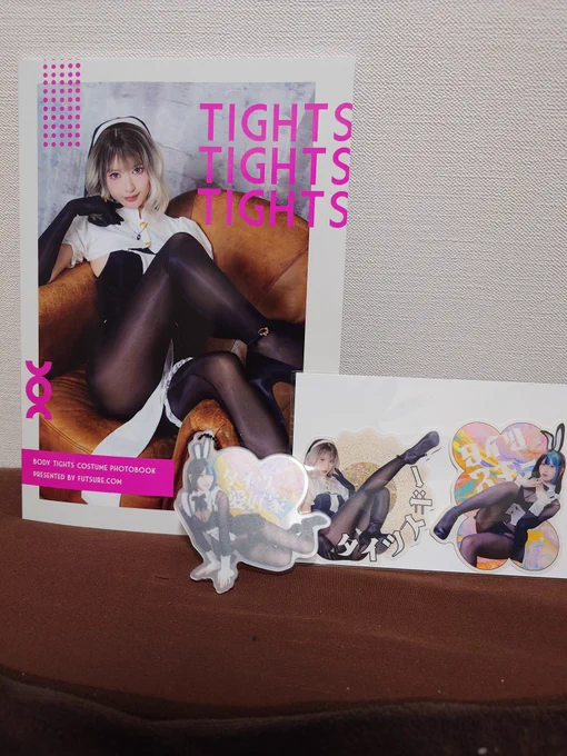 新刊セット

本当シスター姿もバニー姿も最高に似合い過ぎてて…
1部でシスター姿を撮影できなかったのが本当に心残り過ぎる…🥲
あとがきを読んでから読み返すと、アクセ類に気づけて細かい所のこだわりを感じられて非常に素敵だなぁと思いました✨
タイツスキー、タイツ愛好家として布教したい1冊になりました🫶