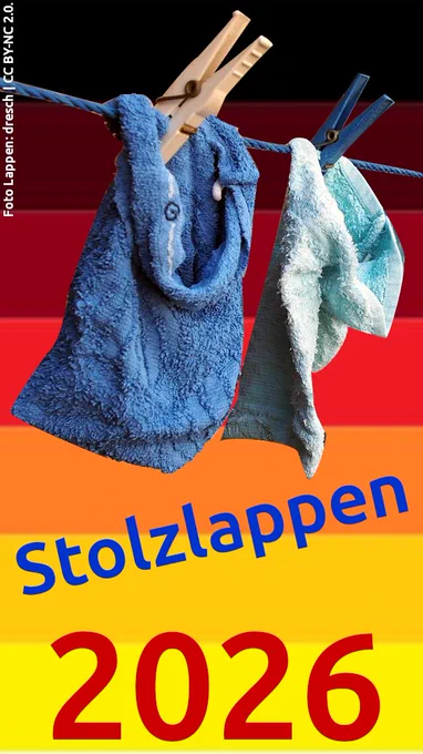 Bild zeigt zwei blaue Waschlappen, festgeklammert an blauer Wäscheleine.
Hintergrund "Stolzfarben".

Text:
Stolzlappen 2026

Foto Waschlappen: dresch | CC BY-NC 2.0.