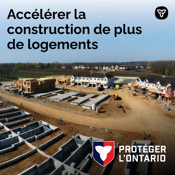 Des maisons à différents stades de construction à proximité de Paris, en Ontario. Texte : Accélérer la construction de plus de logements