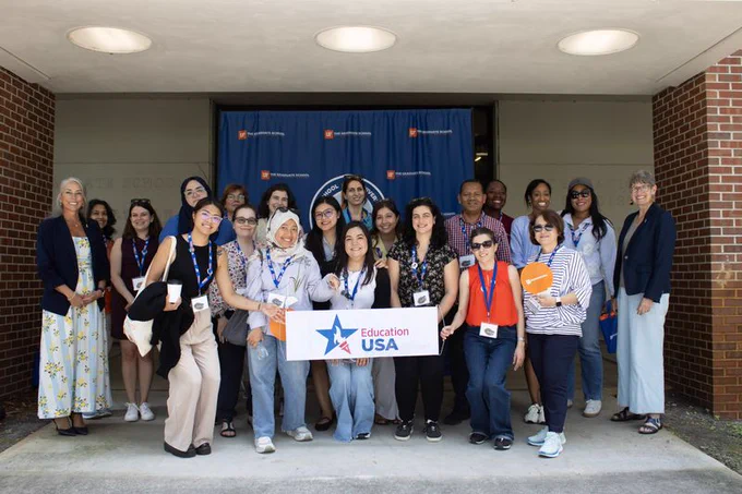  A group of EducationUSA advisors visiting the University of Florida.