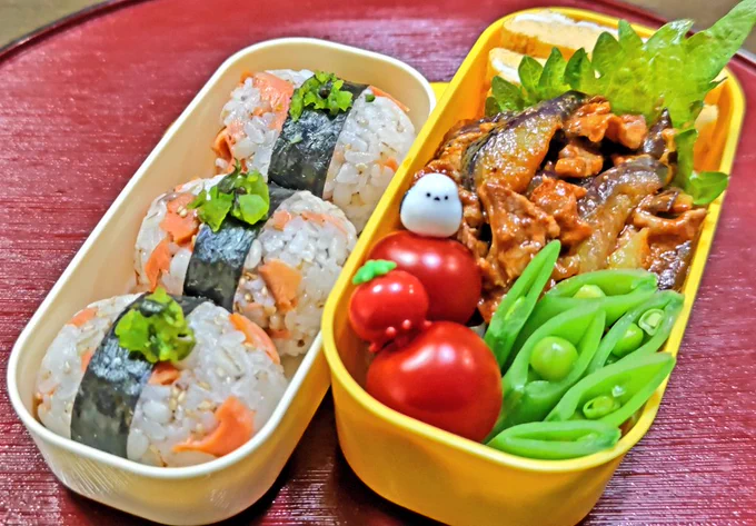 中辛の熟成紅鮭(←聞いただけで旨そう😋)が
半額以下の一切100円くらいに🙌
値下げ品コーナーで私を呼んでいたのでサッ！とカゴへ😁
(普段は1切70〜80円に値下がりしている、10切くらい入った冷凍紅鮭を狙っております🧐←)

というわけで、ごま鮭🍙🍙🍙です😋

あとは
だし巻き卵
豚ｺﾏ🍆🧀ﾁｬｯﾌﾟ
スナップエンドウと🍅🍅です

3月の後半以降、GWも挟んでいるのに、片手くらいしか休んでないので、さすがに疲れてきましたが、今週末も仕事がらみで何やらかんやら🙃💧

さて、今日も頑張っていきましょう🎶←🫩
今月も娘の弁当と、たまに息子の弁当
そして🍻ほか📮　よろしくお願いします🙇‍♂️