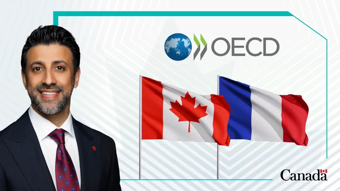 Infographie sur fond blanc . À gauche figure une photo du ministre Sidhu. Le logo du gouvernement du Canada se trouve en bas à droite.  Le logo de l’OCDE figure est en haut. Les drapeaux du Canada et de la France sont au centre.
