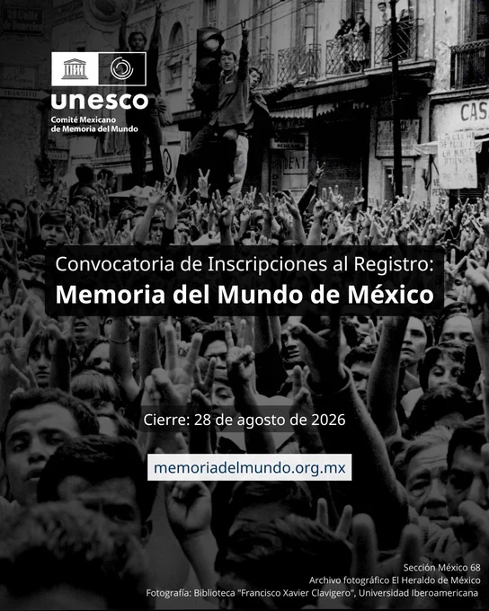 Convocatoria UNESCO Memoria del Mundo de México; foto en blanco y negro de multitud con manos alzadas. Cierre 28 ago 2026