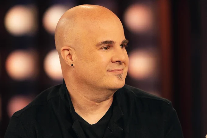 Portrait photo of Jason on set of The Kelly Clarkson Show.