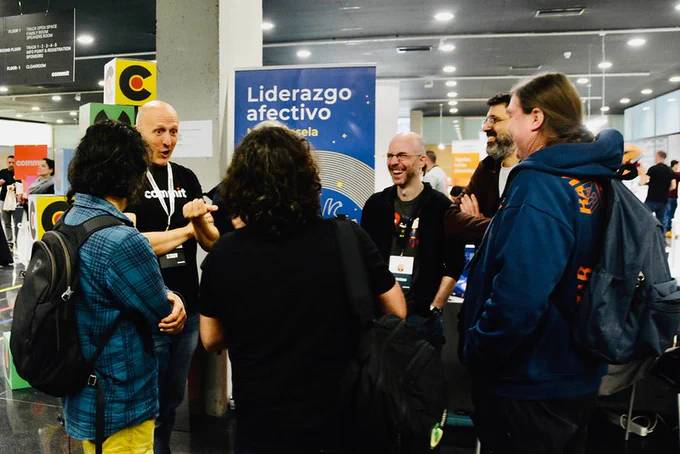 Personas hablando en el commit conf 25