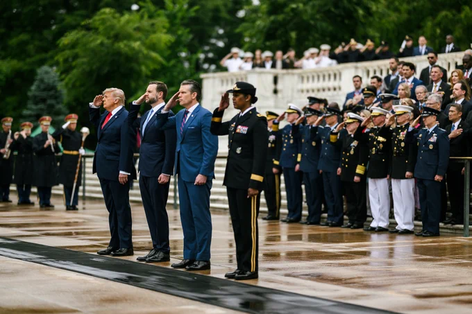Le président Donald Trump et le vice-président J. D. Vance ont participé à une cérémonie de dépôt de gerbe au Tombeau du Soldat inconnu, le lundi 26 mai 2026, au cimetière national d'Arlington, en Virginie, à l'occasion du Memorial Day. (© Photo officielle de la Maison-Blanche par Daniel Torok / Flickr)