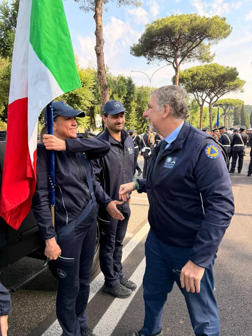 Nella foto il Capo Dipartimento saluta la rappresentanza del servizio nazionale della protezione civile prima dell’inizio della Rivista del 2 giugno