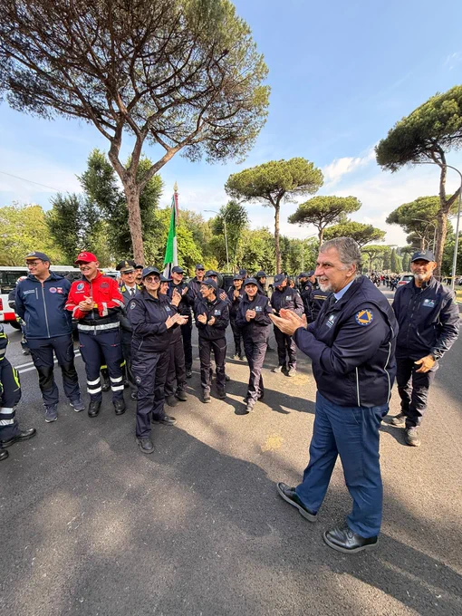 Nella foto il Capo Dipartimento saluta la rappresentanza del servizio nazionale della protezione civile prima dell’inizio della Rivista del 2 giugno