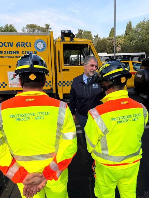 Nella foto il Capo Dipartimento saluta la rappresentanza del servizio nazionale della protezione civile prima dell’inizio della Rivista del 2 giugno