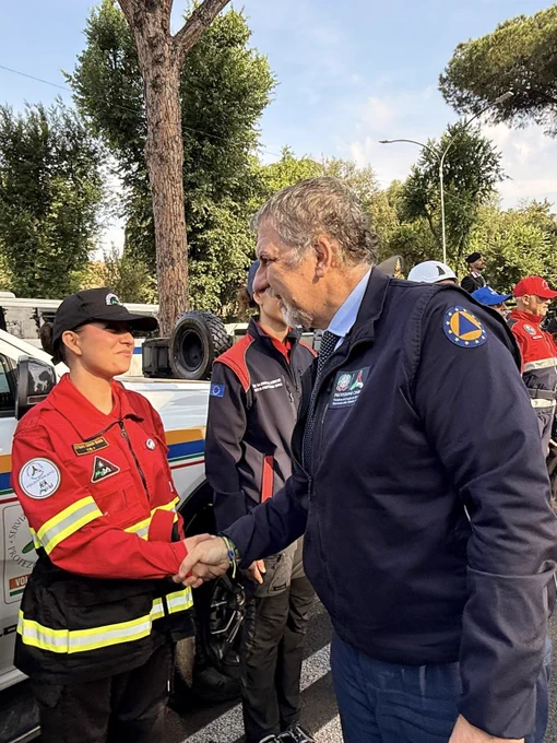 Nella foto il Capo Dipartimento saluta la rappresentanza del servizio nazionale della protezione civile prima dell’inizio della Rivista del 2 giugno