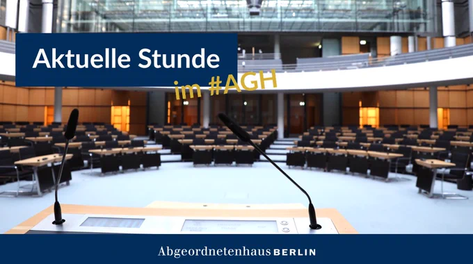 Das Bild zeigt den Plenarsaal vom Rednerpult aus und trägt den Schriftzug Aktuelle Stunde im AGH.