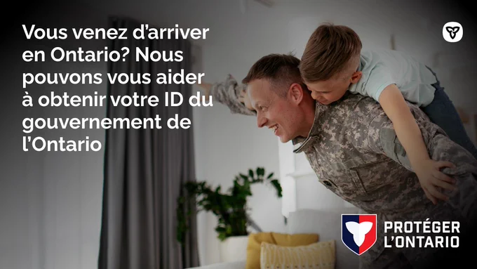 Copy: Vous venez d’arriver en Ontario? Nous pouvons vous aider à obtenir votre ID du gouvernement de l’Ontario. Un parent en uniforme militaire qui câline joyeusement son enfant dans une maison.
