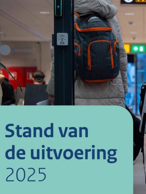 Cover van pdf met in blauwe tekst Stand van de uitvoeiring 2025 van de Dienst Terugkeer en Vertrek (DTenV)