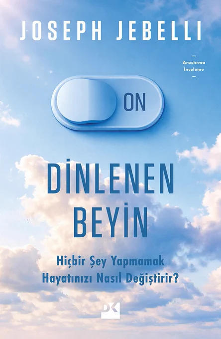 Görsel, gönderide bahsedilen kitabın kapağıdır.
Kapak, zihinsel dinginlik ve farkındalık temasını görsel bir sadelikle yansıtan huzurlu bir tasarıma sahip.
Arka plan, açık gökyüzü ve bulutlarla dolu; bu, dinginlik ve rahatlama hissi uyandırıyor.
Ortada mavi bir açma/kapama anahtarı görseli var; üzerinde “ON” yazıyor. Bu, zihnin aktifleşmesini ve farkındalığı simgeliyor.
Ana başlık “Dinlenen Beyin” büyük mavi harflerle öne çıkarılmış.
Kitabın adı ‘Dinlenen Beyin: Hiçbir Şey Yapmamak Hayatınızı Nasıl Değiştirir?’, çevirmeni de Durmuş Bayram.