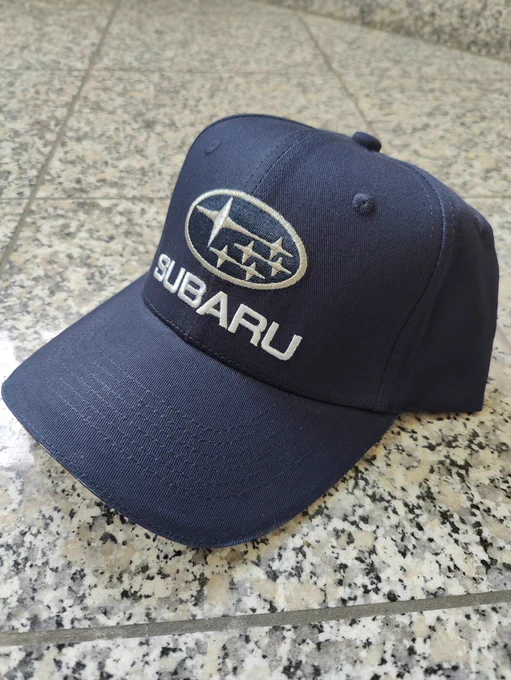 Subaru Cap Navy Seitenansicht mit hochwertiger Stickerei aus Baumwolle
