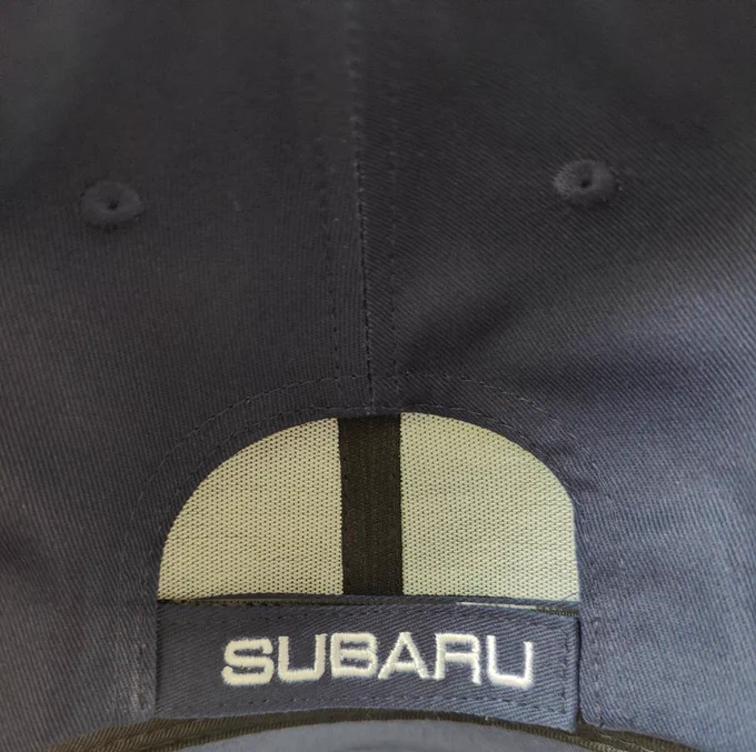 Subaru Cap Navy mit gesticktem Subaru Schriftzug auf der Rückseite