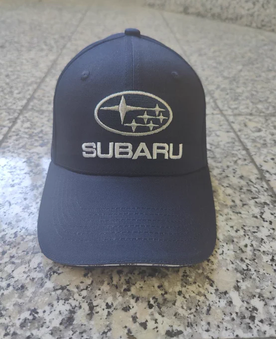 Subaru Cap Navy Frontansicht aus Baumwolle mit hochwertiger Stickerei