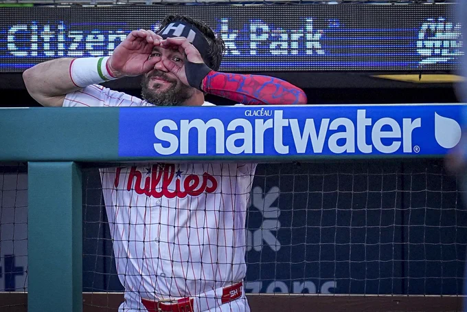 Kyle Schwarber does the triple goggles celebration in the dugout