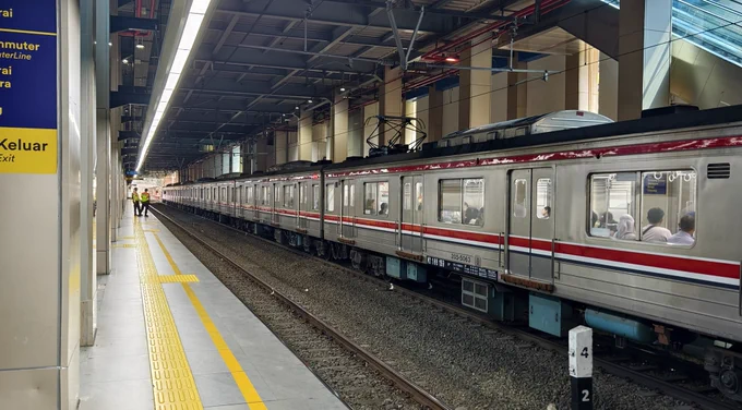 KRL adalah singkatan dari Kereta Rel Listrik. Moda transportasi ini melayani rute komuter dengan kapasitas tinggi, menghubungkan pusat Kota Jakarta dengan berbagai daerah penyangga seperti Bogor, Depok, Tangerang, dan Bekasi. 